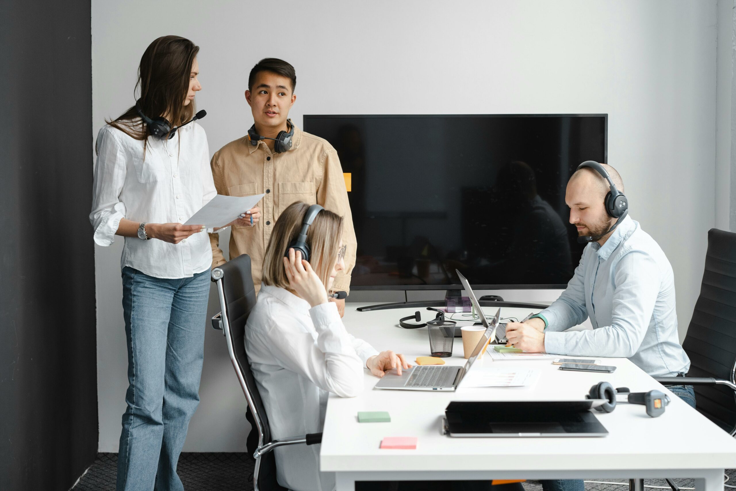 How UK companies utilize Outsourcing and EOR companies to hire experinecd marketers at cost